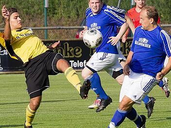 Im Mittelfeld versucht der Frohnlacher Jannik Schmidt (gelb) mit einem langen Bein noch vor Jochen Hollfelder an die Kugel zu kommen. In der Mitte Daniel Weiner. Foto: Heinrich Weiß