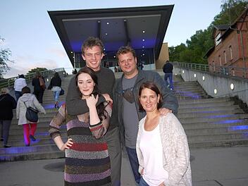 Nach ihrer Ankunft am Coburger "Utopolis" schon bei bester Laune: Die "Saphirblau"-Crew mit Maria Ehrich und Jannis Niewöhner (links) sowie Felix Fuchssteiner und Katharina Schöde (rechts). Foto: Berthold Köhler