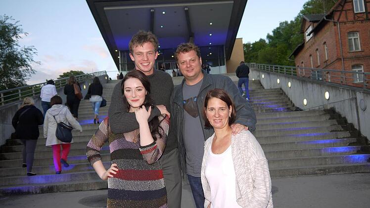 Nach ihrer Ankunft am Coburger "Utopolis" schon bei bester Laune: Die "Saphirblau"-Crew mit Maria Ehrich und Jannis Niewöhner (links) sowie Felix Fuchssteiner und Katharina Schöde (rechts). Foto: Berthold Köhler