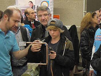 Jede Menge zu sehen, wie hier beim "Anlagenmechaniker Heizung/Sanitär", gibt es bei der heute mit einem öffentlichen Elternabend zu Ende gehenden Berufsmesse des Handwerks im Technologiezentrum am Hinteren Floßanger in Coburg. Foto: Berthold Köhler