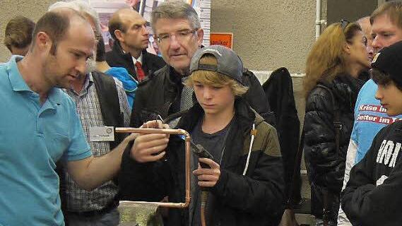 Jede Menge zu sehen, wie hier beim "Anlagenmechaniker Heizung/Sanitär", gibt es bei der heute mit einem öffentlichen Elternabend zu Ende gehenden Berufsmesse des Handwerks im Technologiezentrum am Hinteren Floßanger in Coburg. Foto: Berthold Köhler