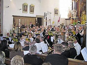 Knapp 90 Musiker des Bezirksposaunenchores des evangelischen Dekanates Rügheim füllten den Altarraum der katholischen Michaelskirche in Zeil. Vorne an den Altarstufen positioniert, ist das kleinere Ensemble. Foto: Wolfgang Ortloff