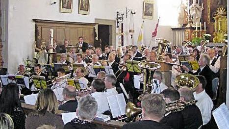 Knapp 90 Musiker des Bezirksposaunenchores des evangelischen Dekanates Rügheim füllten den Altarraum der katholischen Michaelskirche in Zeil. Vorne an den Altarstufen positioniert, ist das kleinere Ensemble. Foto: Wolfgang Ortloff