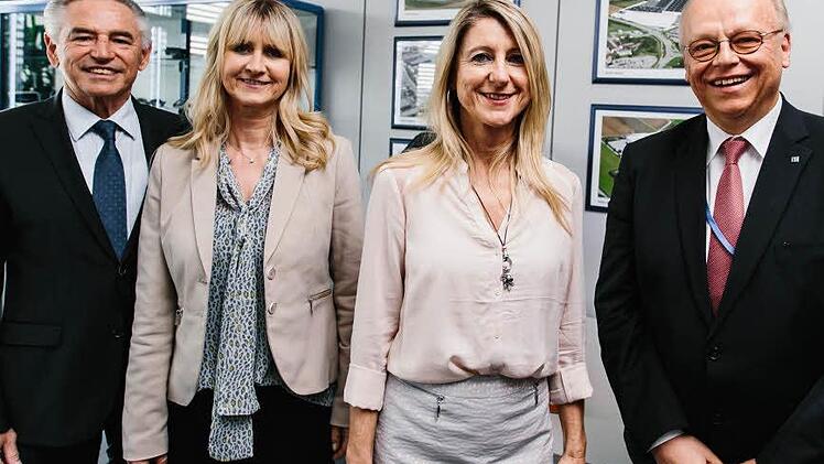 Die Gesellschafterinnen Sylvia Schmidt (links) und Annette Schneider sowie die Geschäftsführer Günter Murmann (links außen) und Wilhelm Wirth bilden die Führungsspitze von Dr. Schneider in Neuses.