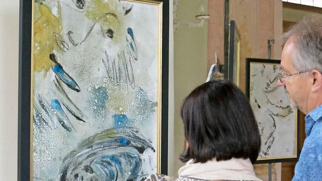 Im Kloster Maria Bildhausen wurde die Bilderausstellung von Maria Aumüller eröffnet. Foto: Björn Hein