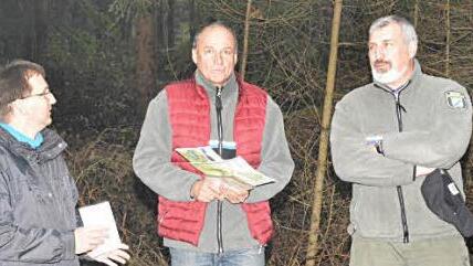 Bürgermeister Wolfram Thein (von links) konnte neben Revierförster Wolfgang Meiners auch Forstoberrat Jürgen Hahn in der Marktgemeinde Maroldsweisach willkommen heißen. Hahn hat beim Amt für Ernährung, Landwirtschaft und Forsten die Nachfolge von Franz Eder angetreten und ist für den Markt Maroldsweisach zuständig.  Foto: Gerhard Schmidt