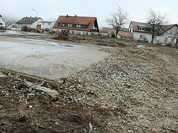 Der Paul-Gerhardt-Kindergarten ist n der Nacht zum 31. Juli abgebrannt. Inzwischen ist der Schutt beseitigt. An gleicher Stelle soll ein Neubau errichtet werden. Die erste Wunschplanung erwies sich allerdings als zu teuer. Jetzt wird der Rotstift angesetzt. Foto: Dagmar Besand