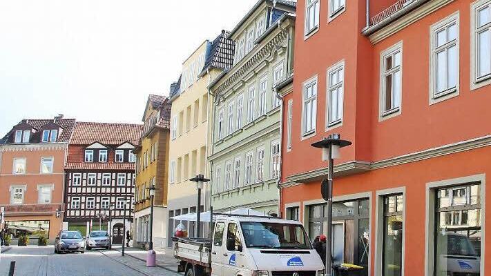 Hinter diesen Schaufenstern am Albertsplatz erstrecken sich rund 1200 Quadratmeter Ladenfläche, die nun ausgebaut werden sollen. Foto: Simone Bastian
