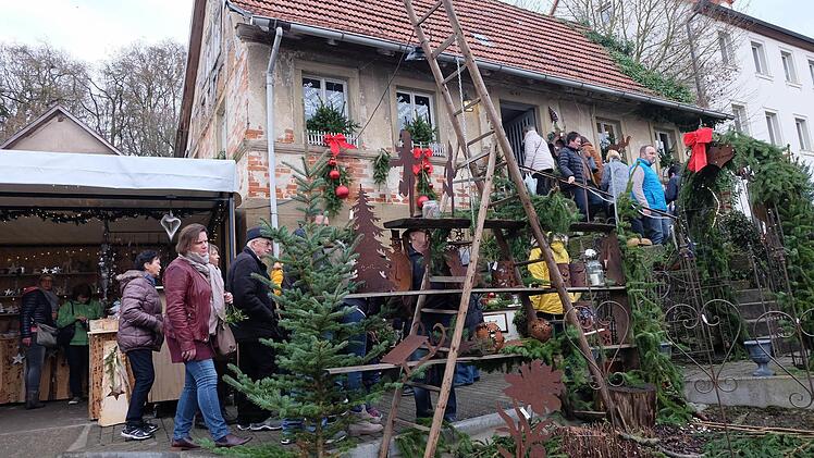 Auch am Rathaus und beim alten H&auml;usle war einiges geboten. Foto: Philipp Bauernschubert