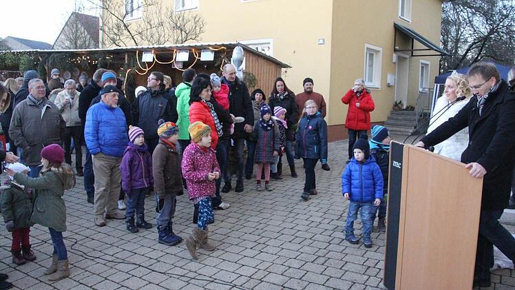 Bürgermeister Wolfram Thein (rechts) eröffnet den Weihnachtsmarkt in Maroldsweisach. Das Christkind (Desiree Büschel) schaut ihm dabei über die Schulter. Foto: Helmut Will