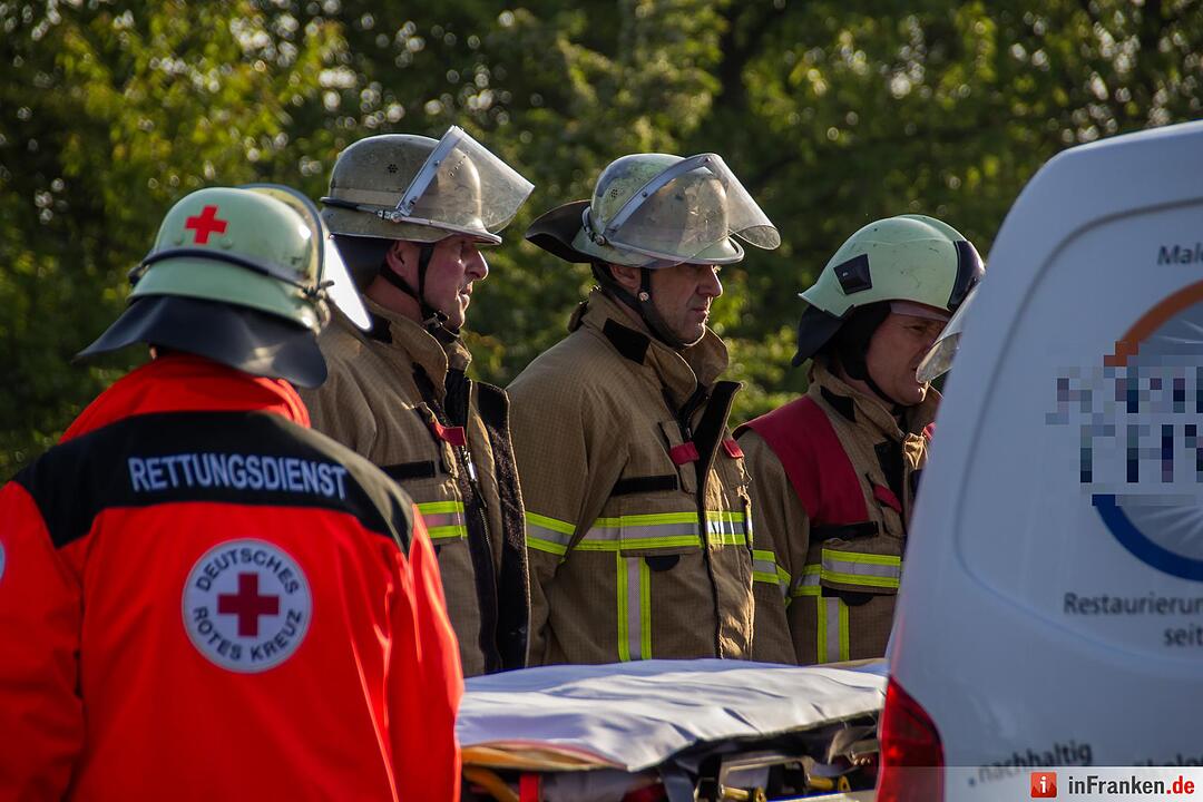 Schwerer Unfall in Fürth: Kleintransporter kracht in Kehrfahrzeug