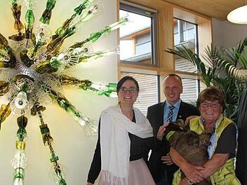 Es ist ein Stern, der im Eingangsbereich der Rennsteighalle und des neuen Freizeit- und Tourismuszentrums strahlt: das Kunstprojekt aus Glas. Im Bild (von links): die Künstlerin Susan Liebold aus Hasenthal, Bürgermeister Thomas Löffler, der Seniorchef der Wiegand-Glas Unternehmensgruppe, Joachim Wiegand mit seiner Frau Christa und Hund Gabriele.  Foto: Veronika Schadeck