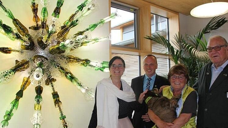 Es ist ein Stern, der im Eingangsbereich der Rennsteighalle und des neuen Freizeit- und Tourismuszentrums strahlt: das Kunstprojekt aus Glas. Im Bild (von links): die Künstlerin Susan Liebold aus Hasenthal, Bürgermeister Thomas Löffler, der Seniorchef der Wiegand-Glas Unternehmensgruppe, Joachim Wiegand mit seiner Frau Christa und Hund Gabriele.  Foto: Veronika Schadeck