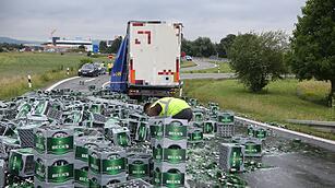 Bierlaster verunglückt auf A70: Hunderte Kästen Bier auf der Autobahn
