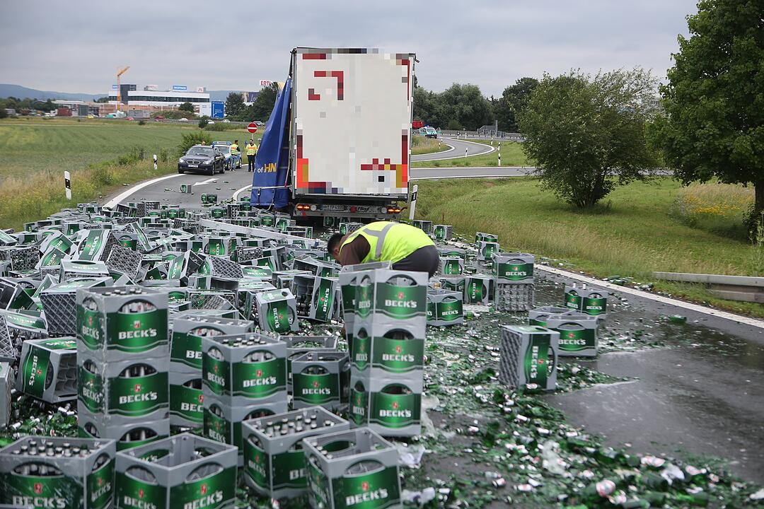 Bierlaster verunglückt auf A70: Hunderte Kästen Bier auf der Autobahn