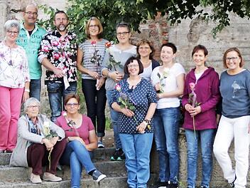 Zehn weitere Palliativbetreuer haben beim Kulmbacher Hospizverein einen Kurs absolviert. Von links Annelie Stündl, Brigitte Brückner und Markus Ipta; rechts Käthe Gone mit den Kursteilnehmern Foto: Klaus Klaschka