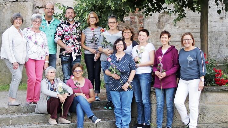 Zehn weitere Palliativbetreuer haben beim Kulmbacher Hospizverein einen Kurs absolviert. Von links Annelie Stündl, Brigitte Brückner und Markus Ipta; rechts Käthe Gone mit den Kursteilnehmern Foto: Klaus Klaschka