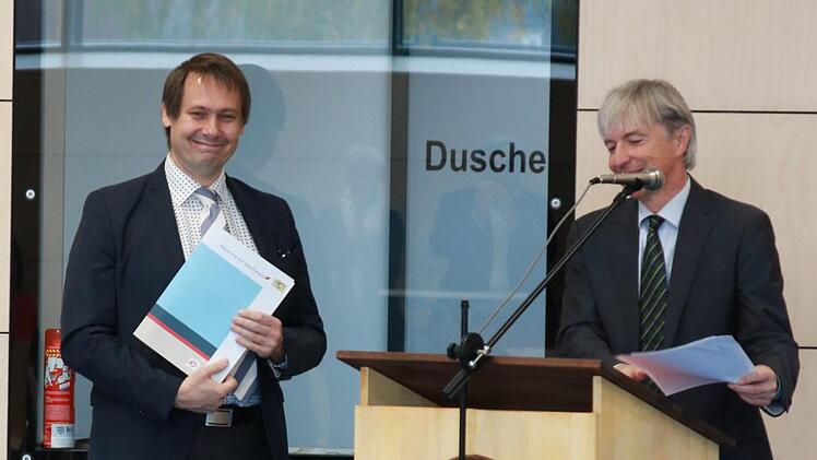 Den Zuwendungsbescheid über 1,373 Millionen Euro übergab Regierungsvizepräsindet Thomas Engel (rechts) an Bürgermeister Wolfrum. Foto: Klaus Klaschka