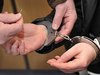 In Zirndorf im Landkreis Fürth hat ein Mann mutmaßlich seine Mutter und seine Lebensgefährtin niedergestochen und schwer verletzt.  Foto: David Ebener dpa/lby