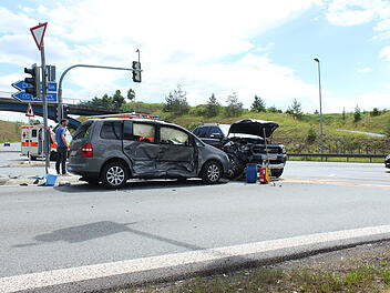 Fahrzeuge kollidieren nach Rotlichtverstoß an Autobahnauffahrt