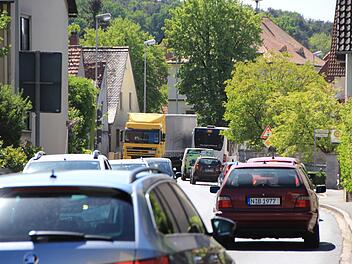 Ein alltägliches Bild auf der B 470 in Gremsdorf.  Foto: Andreas Dorsch