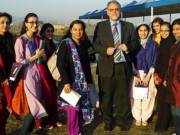 SES-Experte Klaus Rumer mit Studentinnen in Pakistans Hauptstadt Islamabad. Er dozierte getrennt für Männer und Frauen. Foto: privat