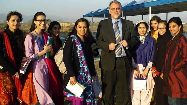 SES-Experte Klaus Rumer mit Studentinnen in Pakistans Hauptstadt Islamabad. Er dozierte getrennt für Männer und Frauen. Foto: privat