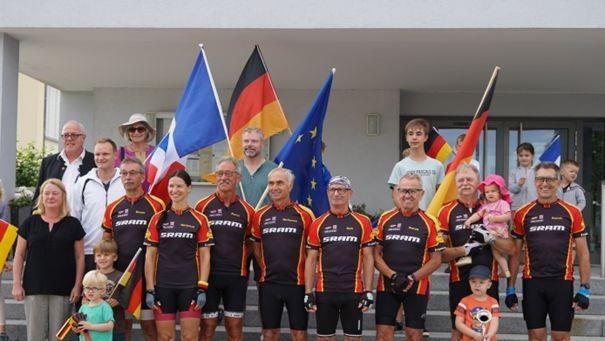 Von links: Christine Pfaff (Bayernwerk), Manfred Reuss (Partnerschaftskomitee), Bürgermeister Nico Rogge, Verena Bohl (Partnerschaftskomitee) und die Sportler/in Joachim Bauer, Susanne Blaßdörfer, Roland Borst, Martin Wetterich, Hans-Werner Russ, ...