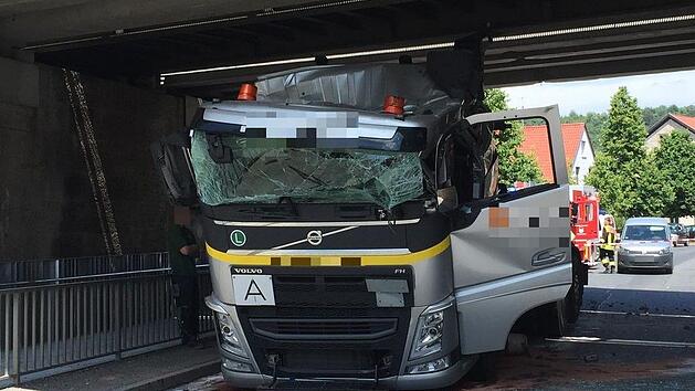 Lkw bleibt in Bad Kissingen an Brücke hängen