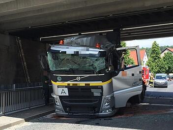 Lkw bleibt in Bad Kissingen an Brücke hängen