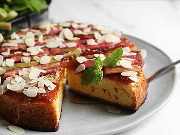 rhabarber-mandel-kuchen.jpg