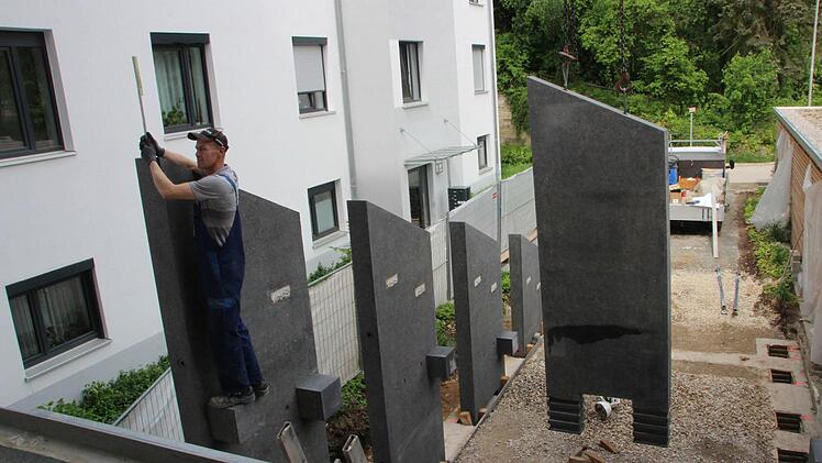 Immer wieder wird gemessen. Die Betonteile werden ganz exakt verankert.