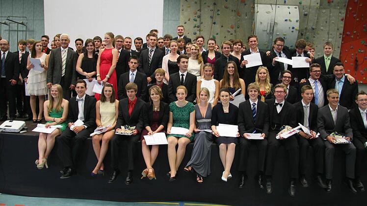 13 von 70 haben eine Eins vorm Komma. Unser Bild zeigt (in der ersten Reihe, von links) Jolán Reichl, Lukas Ziegler, Vera Schaller, Johannes Renner, Ronja Nitsch, Hauke Krüger, Paulina Büning, Iris Bodenschlägel, Jonas Groß, Philipp Roth, Tobias Hahn, Konrad Keßler und Johannes Schneider. Foto: Sonja Adam