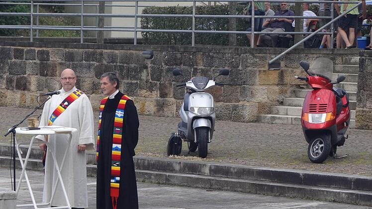 elbst Diakon Sven Steffan und Pfarrer Bernd Grosser sind auf ihren Zweirädern angedüst gekommen. Sie parken während des Gottesdienstes hinter ihnen. Foto: Johanna Eckert