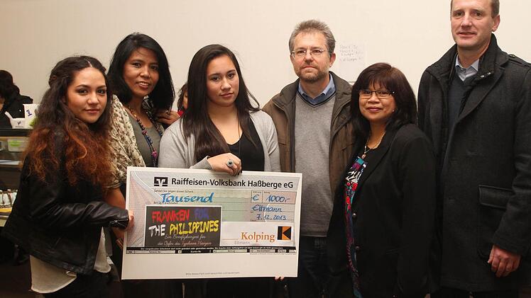 Organisatorinnen und Spender freuten sich gemeinsam über den Erfolg des Benefizabends (von links) Karin und Diana Hornung, Moderatorin Johanna Kaiser, Klaus Förtsch, Theresa Kaiser sowie Bürgermeister Michael Ziegler.