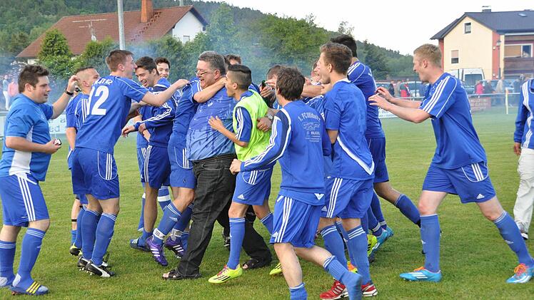 Überschwänglich feierten die Spieler des FC Mitwitz nach dem 1:0-Sieg in Johannisthal die Kreisliga-Meisterschaft. Mit im Bild FC-Spielleiter Harald Weißbrodt (Mitte). Foto: Archiv/Herbert Kalb