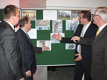 Sie sind mit federführend im Verein: Vorsitzender Georg Wich und Bernd Haderlein (jeweils zweiter von links und rechts). Fotos: Veronika Schades