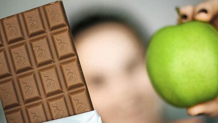 Schokolade oder Apfel? Eine Frage, die sich Politiker häufig stellen werden, da sie nicht immer in Ruhe am Tisch essen. Foto: Hendrik Steffens