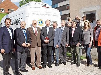 Die Stiftung "life" und der Lions-Club spenden jeweils 10 000 Euro für Kühlfahrzeug für die Tafel, von links: Karlheinz Wirth, Dr. Dieter Erbse, Gerhard Hampl, Dekan Michael Schüpferling, Walter Mackert, Dekan Johannes Grünwald, Lions-Präsident Clemens Muth, Tafel-Projektleiterin Stefanie Kreische und Caritas-Verwaltungsleiter Heribert Träger. Foto: Alfred Thieret