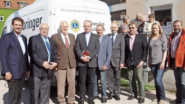 Die Stiftung "life" und der Lions-Club spenden jeweils 10 000 Euro für Kühlfahrzeug für die Tafel, von links: Karlheinz Wirth, Dr. Dieter Erbse, Gerhard Hampl, Dekan Michael Schüpferling, Walter Mackert, Dekan Johannes Grünwald, Lions-Präsident Clemens Muth, Tafel-Projektleiterin Stefanie Kreische und Caritas-Verwaltungsleiter Heribert Träger. Foto: Alfred Thieret