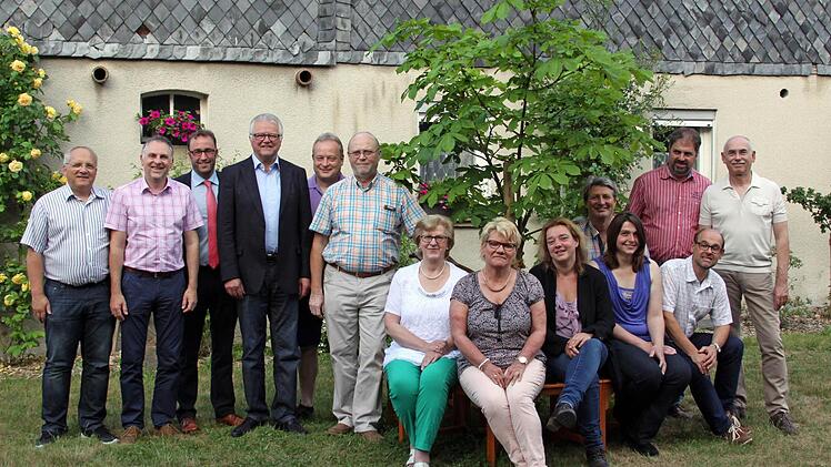 Mitglieder des Vorstands und des Aufsichtsrats feiern mit Bürgermeister Markus Mönch (Dritter von links) das 90-jährige Bestehen der Begräbniskasse Weidhausen. Foto: privat