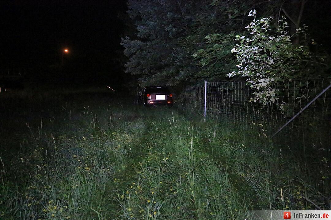 Auto rast auf A73 über Leitplanke
