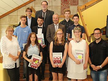 Die Besten ihrer Klassen erhielten aus den Händen ihrer Klassenlehrer Buchpreise überreicht. Foto: Michael Stelzner