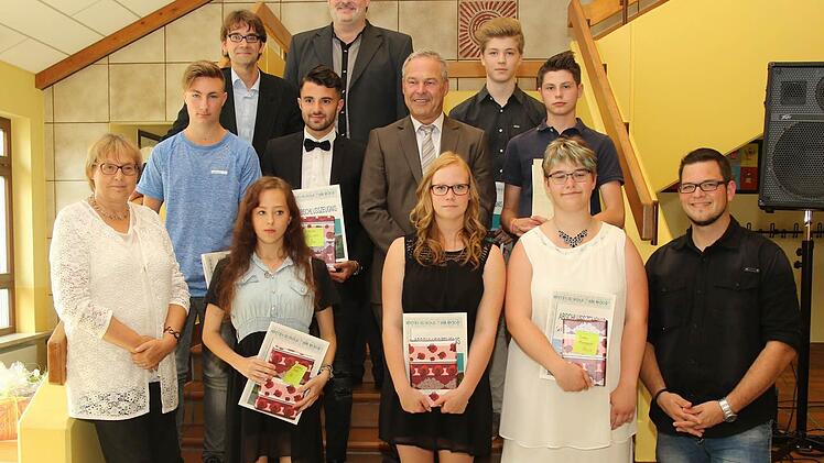 Die Besten ihrer Klassen erhielten aus den Händen ihrer Klassenlehrer Buchpreise überreicht. Foto: Michael Stelzner