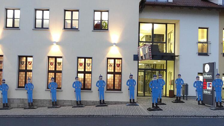 Pappkameraden verteidigen das N&uuml;dlinger Rathaus, als die Narren vom NCC es st&uuml;rmen wollen. Foto: Pierre Strecker