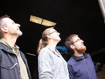 Ja, wo sind sie denn? Christian Söder, Margarete Schauner und Steffen von der Tann halten Ausschau nach Fledermäusen, die sich in der Scheune der Familie von der Tann angesiedelt haben.  Foto: Fuchs