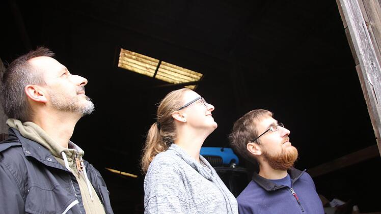 Ja, wo sind sie denn? Christian Söder, Margarete Schauner und Steffen von der Tann halten Ausschau nach Fledermäusen, die sich in der Scheune der Familie von der Tann angesiedelt haben.  Foto: Fuchs