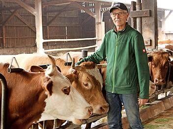 Landwirt Manfred Schmitt merkt man seinen besonderen Umgang mit seinen Tieren direkt an. Fotos: Günther Geiling