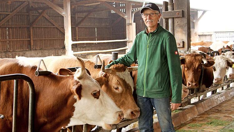 Landwirt Manfred Schmitt merkt man seinen besonderen Umgang mit seinen Tieren direkt an. Fotos: Günther Geiling