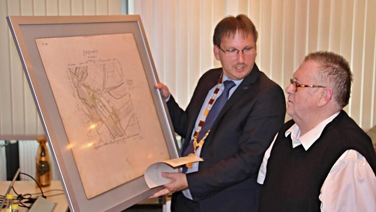 Gemeinderat Nikolaus Schober (rechts) erhielt zur Verabschiedung von Bürgermeister Wolfram Thein eine alte Karte von Pfaffendorf, des Heimatortes von Schober.Helmut Will